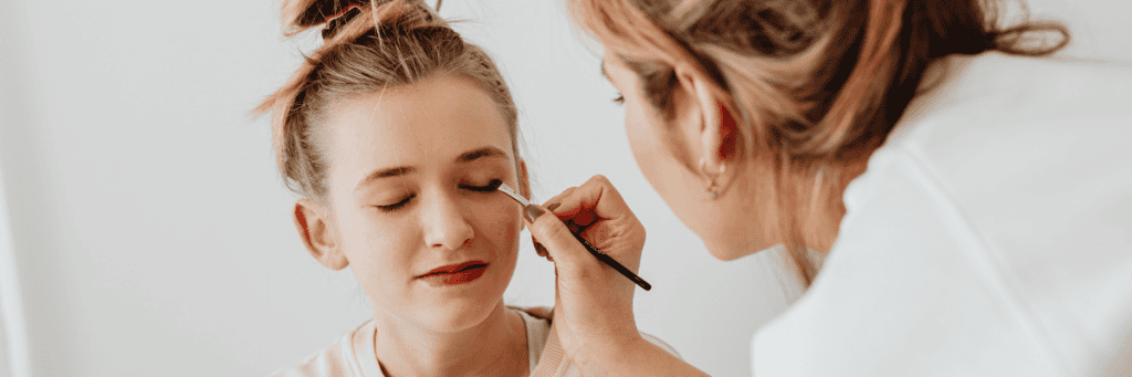 girl putting makeup